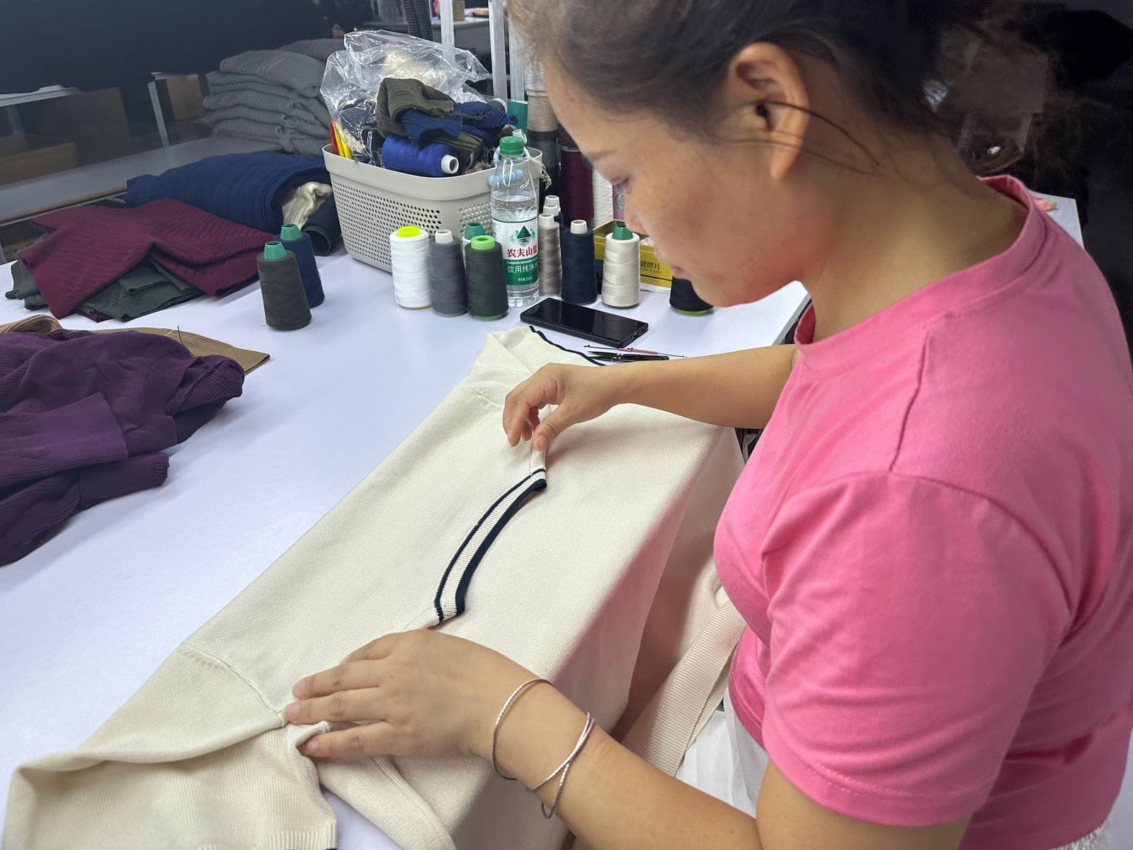 Final surface inspection of a finished sweater