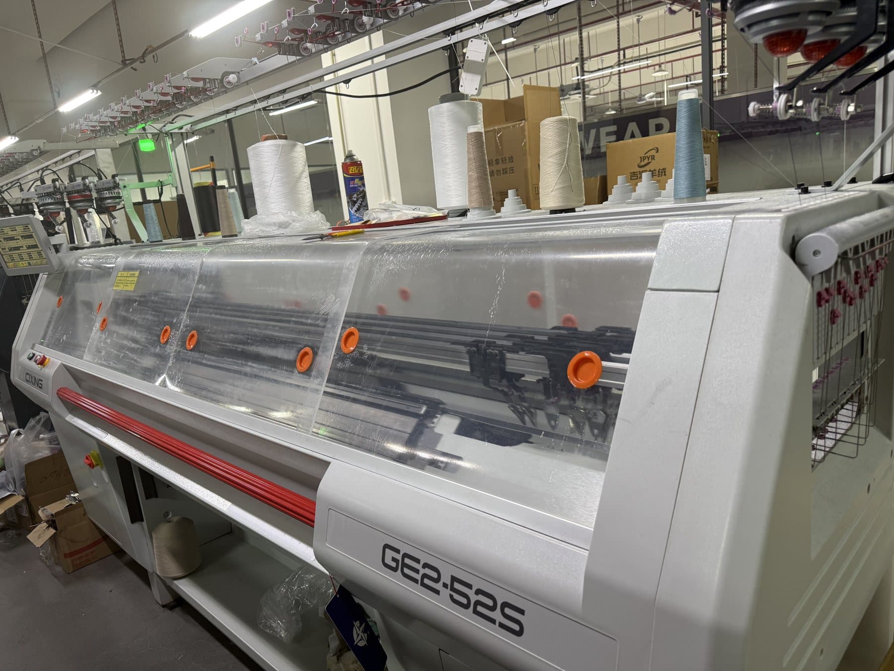 Fine-gauge knitting floor with yarn creel loaded