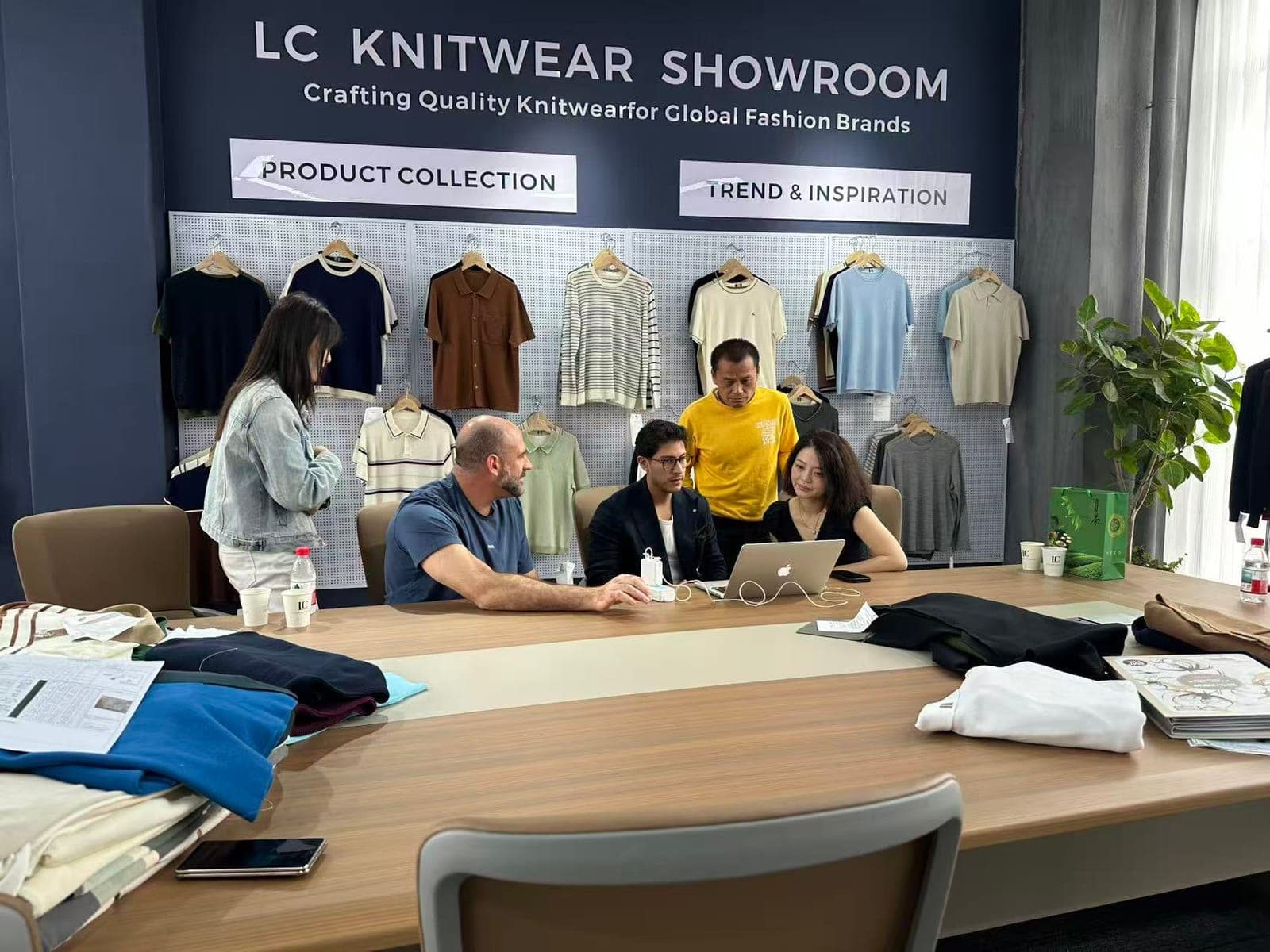 Reviewing the knitwear collection with a buyer in the Licheng showroom