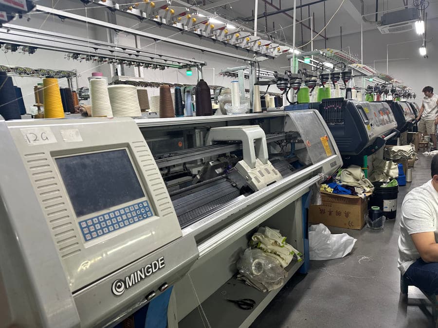 Knitting on MINGDE 12GG flat-bed machine