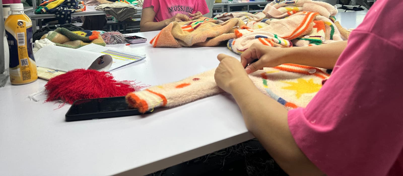 Hand-finishing of intarsia knitwear