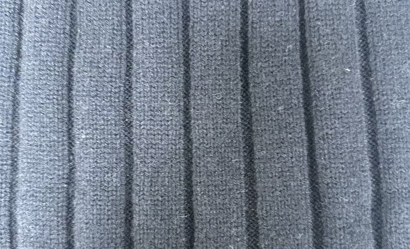 Wide-rib 7GG knit in charcoal, showing the stitch columns at medium gauge
